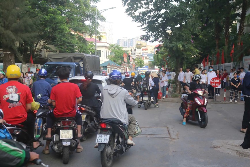 Ha Noi: giao thong an toan, thuan loi trong ngay thi dau tien vao lop 10  - Hinh anh 8