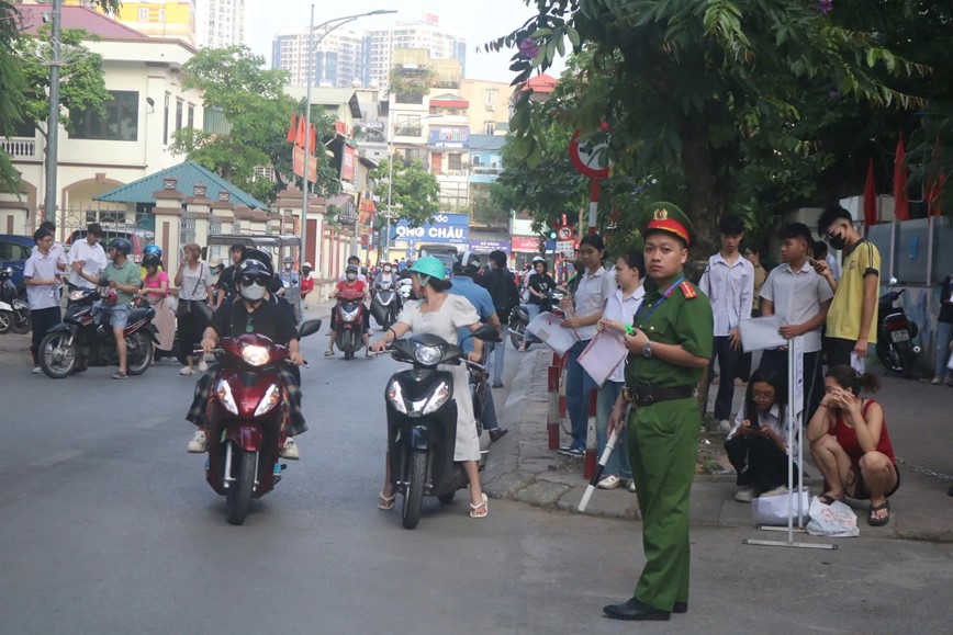 Ha Noi: giao thong an toan, thuan loi trong ngay thi dau tien vao lop 10  - Hinh anh 5