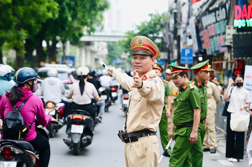 Hà Nội: giao thông an toàn, thuận lợi trong ngày thi đầu tiên vào lớp 10 - Hình ảnh 3 Ha Noi: giao thong an toan, thuan loi trong ngay thi dau tien vao lop 10 - Hinh anh 3