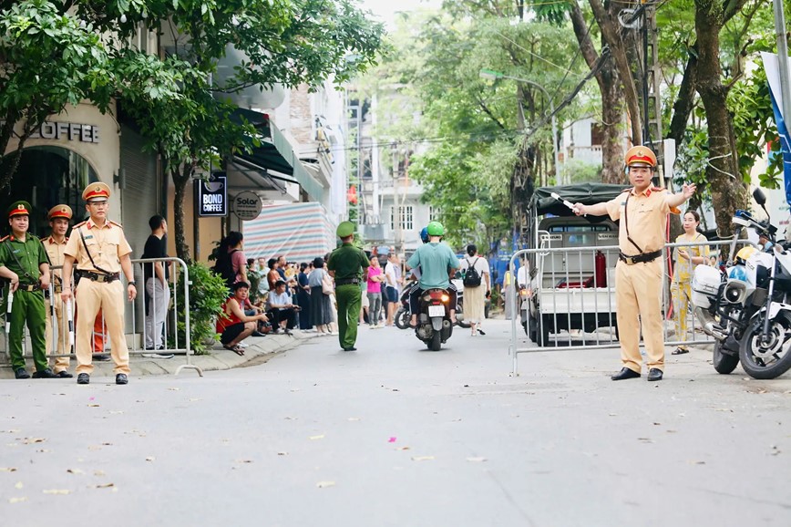 Hà Nội: giao thông an toàn, thuận lợi trong ngày thi đầu tiên vào lớp 10 - Hình ảnh 2 Ha Noi: giao thong an toan, thuan loi trong ngay thi dau tien vao lop 10 - Hinh anh 2