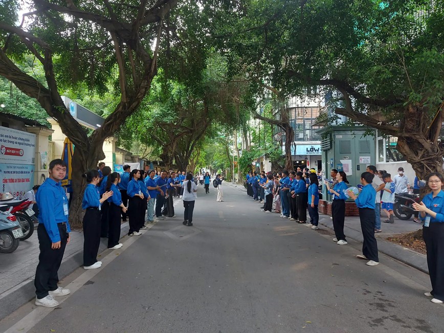 Hà Nội: giao thông an toàn, thuận lợi trong ngày thi đầu tiên vào lớp 10 - Hình ảnh 1 Ha Noi: giao thong an toan, thuan loi trong ngay thi dau tien vao lop 10 - Hinh anh 1