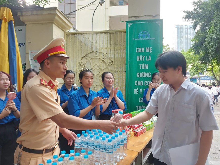 Ha Noi: giao thong an toan, thuan loi trong ngay thi dau tien vao lop 10  - Hinh anh 7