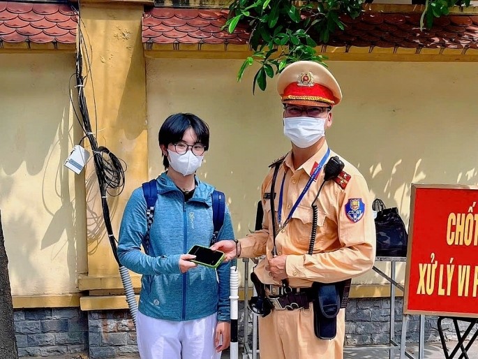 Cảnh sát giao thông Thủ đô ứng xử văn hóa, hành động nhân văn - Hình ảnh 1 Canh sat giao thong Thu do ung xu van hoa, hanh dong nhan van - Hinh anh 1