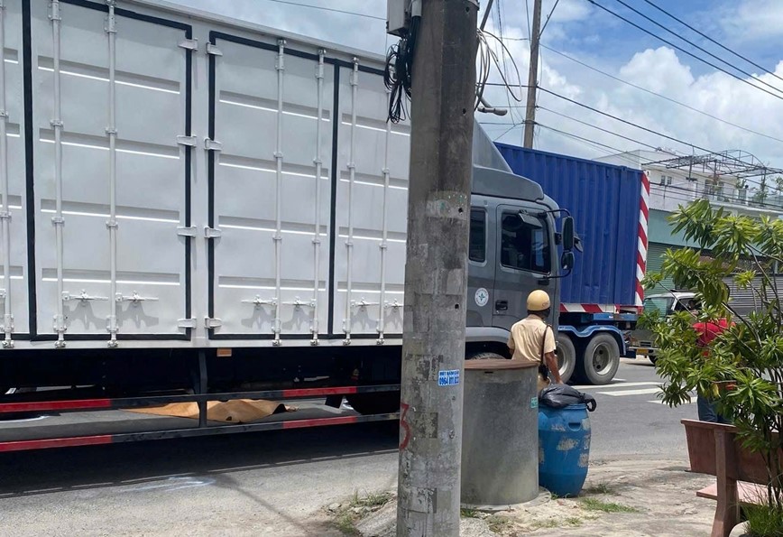 Va chạm xe container khiến 2 mẹ con tử vong - Hình ảnh 1 Va cham xe container khien 2 me con tu vong - Hinh anh 1