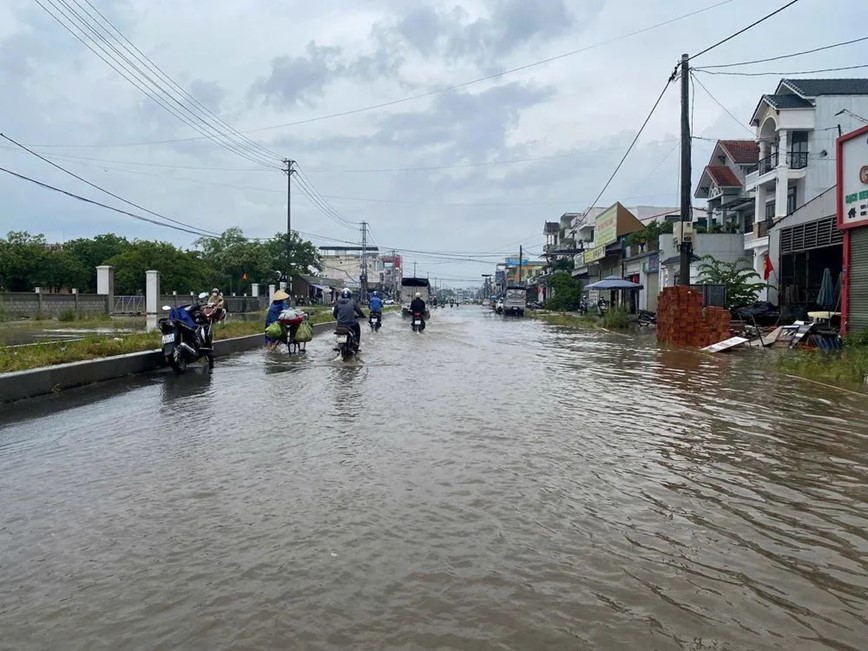 Mua lon gay ngap ung cuc bo, giao thong te liet tai Hue - Hinh anh 3