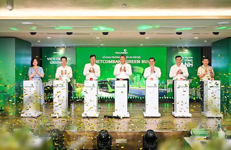 Vietcombank van hanh tuyen xe buyt dien noi bo dau tien tai Ha Noi - Hinh anh 1