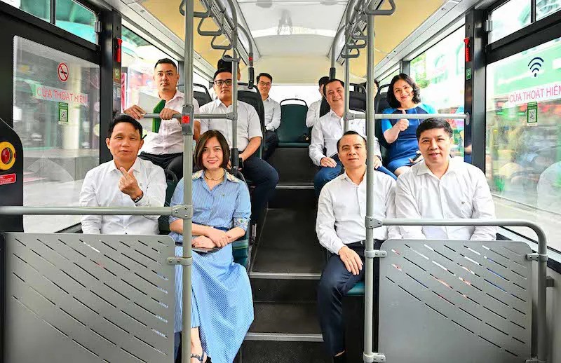 Vietcombank van hanh tuyen xe buyt dien noi bo dau tien tai Ha Noi - Hinh anh 3