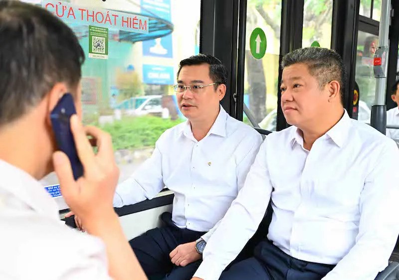 Vietcombank van hanh tuyen xe buyt dien noi bo dau tien tai Ha Noi - Hinh anh 2