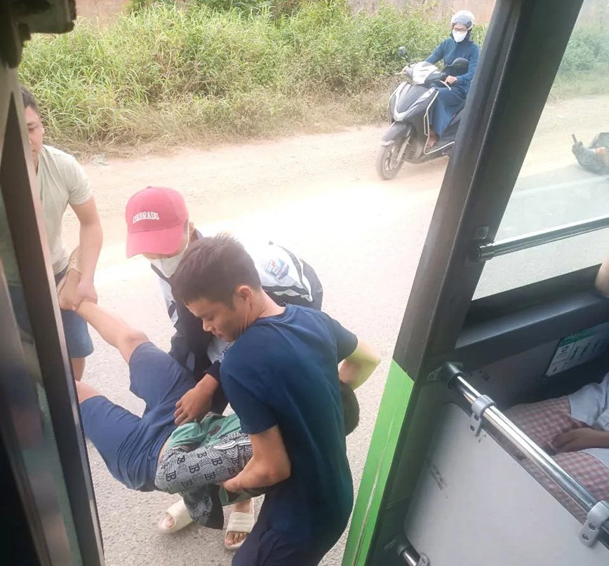 Ha Noi: Tai xe xe buyt kip thoi dua nguoi tai nan di cap cuu - Hinh anh 1
