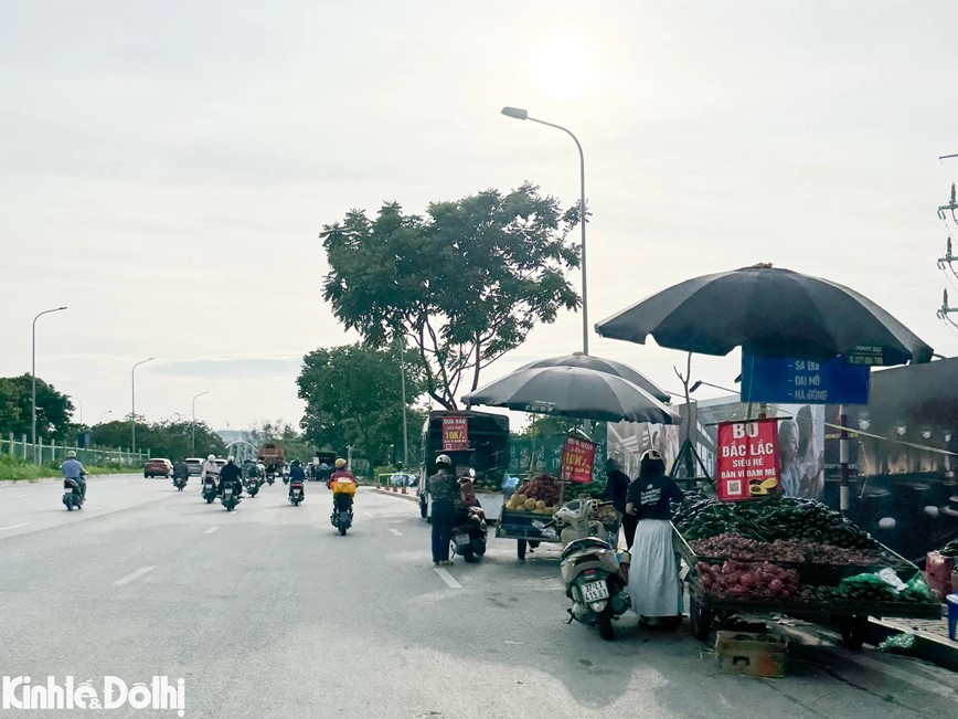 Hang rong bay ban tran lan doc Dai lo Thang Long - Hinh anh 4