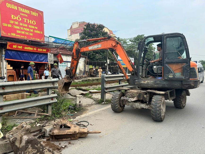 Ha Noi: dong 5 loi di tu mo qua duong sat - Hinh anh 1