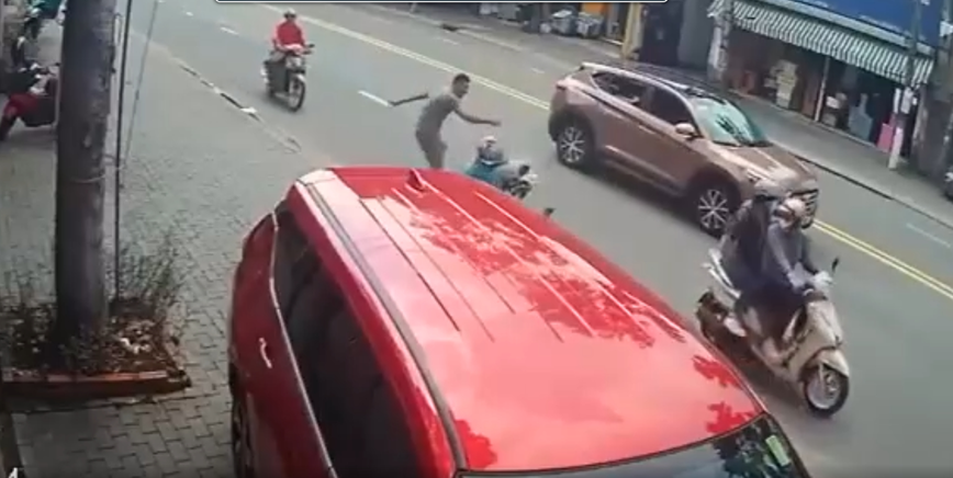 Tai xe o to hanh hung nu tai xe xe om cong nghe giua duong - Hinh anh 1