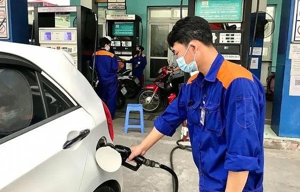 Gia ban le xang dau dong loat giam tu 0 gio ngay 1/7 - Hinh anh 1