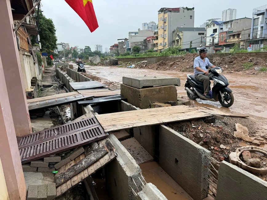 Thi công đường Ngô Quyền thành nỗi ám ảnh của người dân Hà Đông - Hình ảnh 2 Thi cong duong Ngo Quyen thanh noi am anh cua nguoi dan Ha Dong - Hinh anh 2