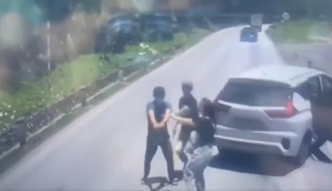 Phú Thọ: tạm giữ hình sự 2 đối tượng rút súng đe dọa tài xế tại đèo Đá Trắng - Hình ảnh 1 Phu Tho: tam giu hinh su 2 doi tuong rut sung de doa tai xe tai deo Da Trang - Hinh anh 1