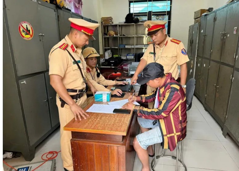 Tuyên Quang: liên tiếp phát hiện tài xế xe khách dương tính với ma túy - Hình ảnh 2 Tuyen Quang: lien tiep phat hien tai xe xe khach duong tinh voi ma tuy - Hinh anh 2