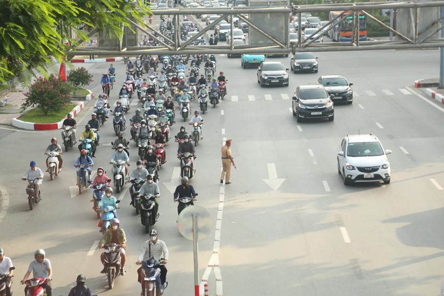 Ngày đầu tổ chức lại giao thông đường Võ Chí Công: tình trạng ùn tắc được cải thiện - Hình ảnh 6 Ngay dau to chuc lai giao thong duong Vo Chi Cong: tinh trang un tac duoc cai thien - Hinh anh 6