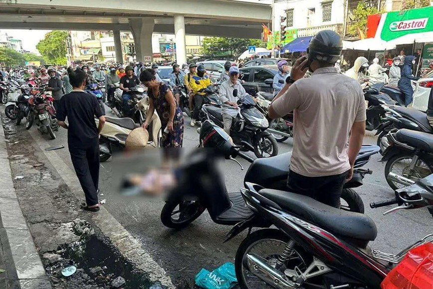 O to con gay tai nan lien hoan roi dam vao goc cay - Hinh anh 1