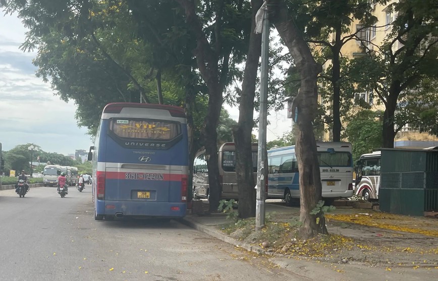 Nhức nhối tình trạng dừng đỗ phương tiện sai quy định tại Khu đô thị Định Công - Hình ảnh 6 Nhuc nhoi tinh trang dung do phuong tien sai quy dinh tai Khu do thi Dinh Cong - Hinh anh 6