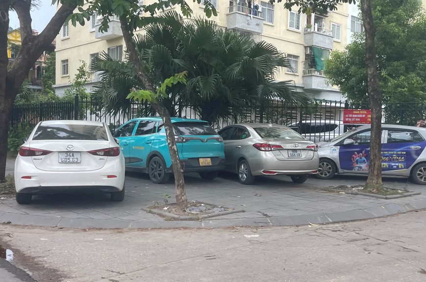 Nhức nhối tình trạng dừng đỗ phương tiện sai quy định tại Khu đô thị Định Công - Hình ảnh 7 Nhuc nhoi tinh trang dung do phuong tien sai quy dinh tai Khu do thi Dinh Cong - Hinh anh 7