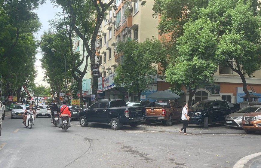 Nhức nhối tình trạng dừng đỗ phương tiện sai quy định tại Khu đô thị Định Công - Hình ảnh 9 Nhuc nhoi tinh trang dung do phuong tien sai quy dinh tai Khu do thi Dinh Cong - Hinh anh 9