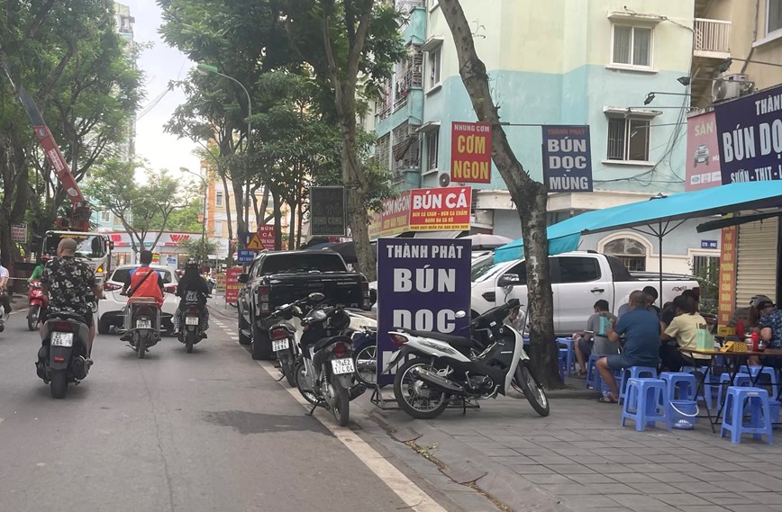 Nhức nhối tình trạng dừng đỗ phương tiện sai quy định tại Khu đô thị Định Công - Hình ảnh 10 Nhuc nhoi tinh trang dung do phuong tien sai quy dinh tai Khu do thi Dinh Cong - Hinh anh 10
