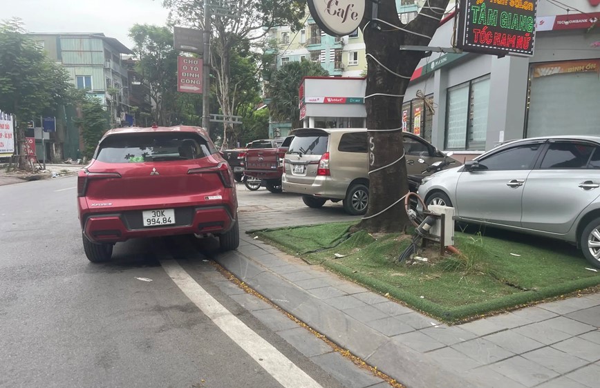 Nhức nhối tình trạng dừng đỗ phương tiện sai quy định tại Khu đô thị Định Công - Hình ảnh 11 Nhuc nhoi tinh trang dung do phuong tien sai quy dinh tai Khu do thi Dinh Cong - Hinh anh 11