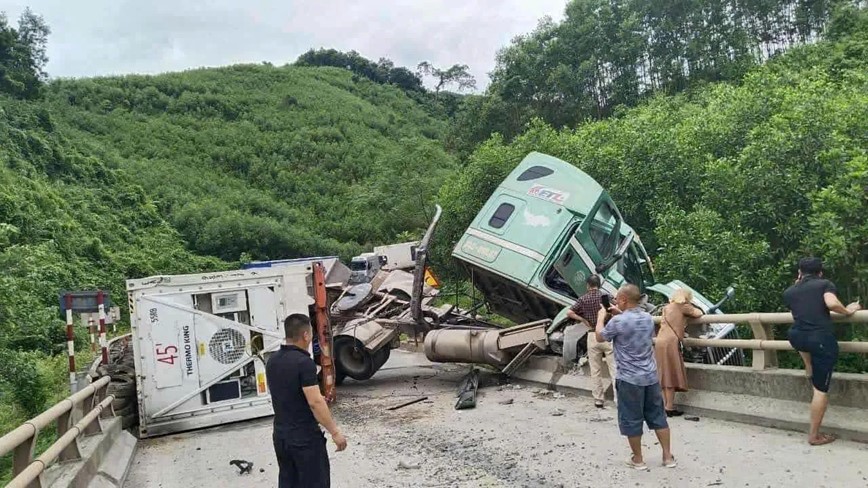 Quảng Trị: xe container lật nghiêng chắn ngang mặt cầu, giao thông ùn tắc cục bộ - Hình ảnh 1 Quang Tri: xe container lat nghieng chan ngang mat cau, giao thong un tac cuc bo - Hinh anh 1