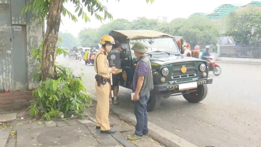 Hoạt động của xe UAZ chở khách tại Hà Nội: tiềm ẩn nguy cơ mất an toàn giao thông - Hình ảnh 1 Hoat dong cua xe UAZ cho khach tai Ha Noi: tiem an nguy co mat an toan giao thong - Hinh anh 1