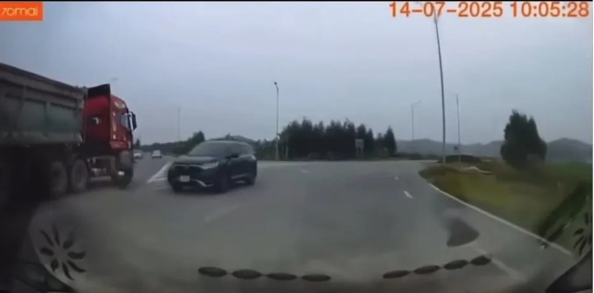 Bắc Ninh: người phụ nữ tử vong thương tâm sau va chạm với xe đầu kéo - Hình ảnh 1 Bac Ninh: nguoi phu nu tu vong thuong tam sau va cham voi xe dau keo - Hinh anh 1