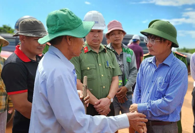 No luc go nut that mat bang cao toc Quang Ngai - Hoai Nhon - Hinh anh 3