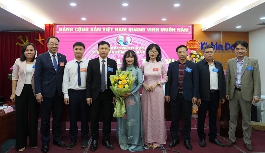 Vung buoc thuc hien su menh dong hanh cung ban doc - Hinh anh 3
