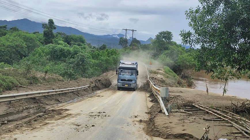 Tam dung luu thong xe tai trong lon tren quoc lo 7 de uu tien cuu tro lu lut - Hinh anh 3