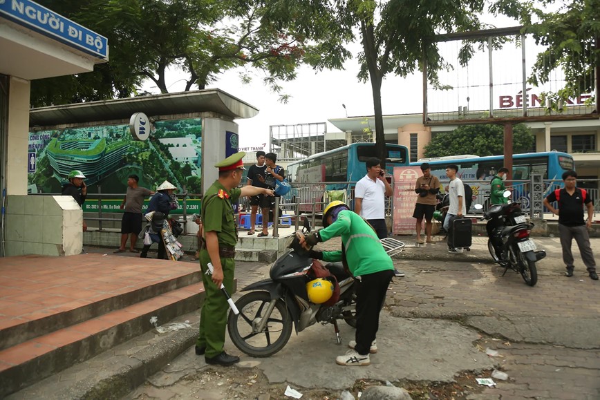 Duy trì trật tự, an toàn giao thông khu vực Bến xe Mỹ Đình - Hình ảnh 1 Duy tri trat tu, an toan giao thong khu vuc Ben xe My Dinh - Hinh anh 1