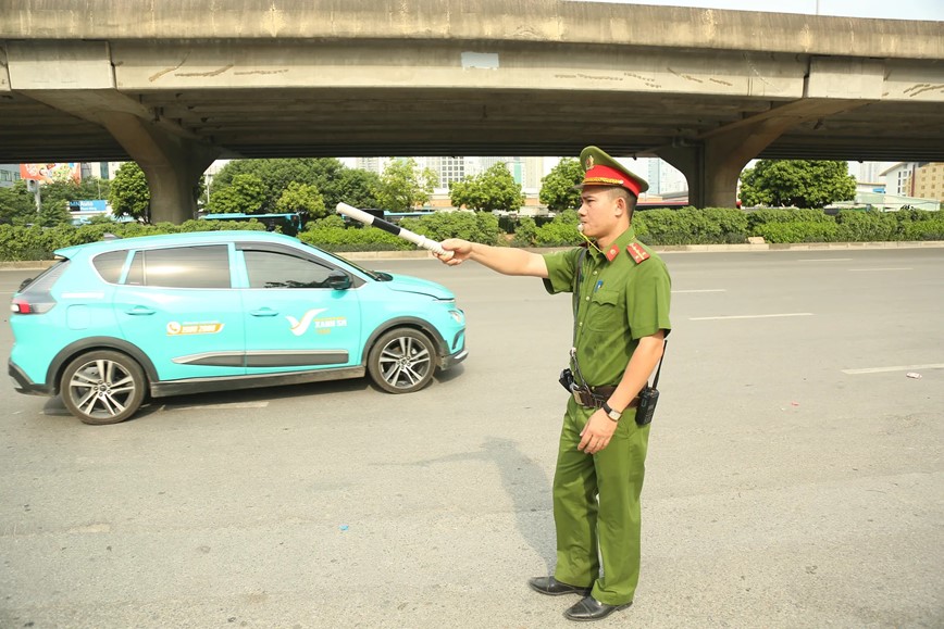 Duy trì trật tự, an toàn giao thông khu vực Bến xe Mỹ Đình - Hình ảnh 3 Duy tri trat tu, an toan giao thong khu vuc Ben xe My Dinh - Hinh anh 3