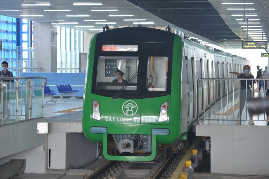Người dân Hà Nội đi tàu điện bằng vé ảo từ ngày 1/8 - Hình ảnh 1 Nguoi dan Ha Noi di tau dien bang ve ao tu ngay 1/8 - Hinh anh 1