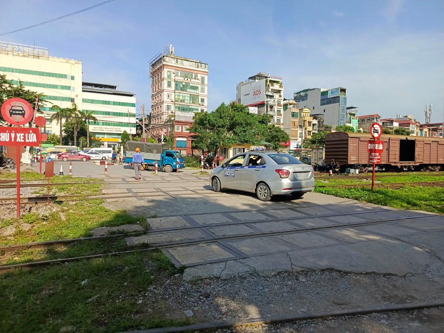 Tai nạn rình rập từ lối đi dân sinh qua đường sắt ở Định Công - Hình ảnh 1 Tai nan rinh rap tu loi di dan sinh qua duong sat o Dinh Cong - Hinh anh 1
