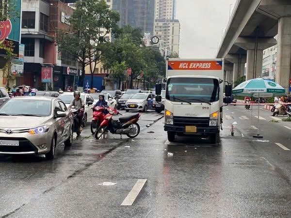 Người phụ nữ tử vong dưới gầm xe tải ở Hà Đông - Hình ảnh 1 Nguoi phu nu tu vong duoi gam xe tai o Ha Dong - Hinh anh 1