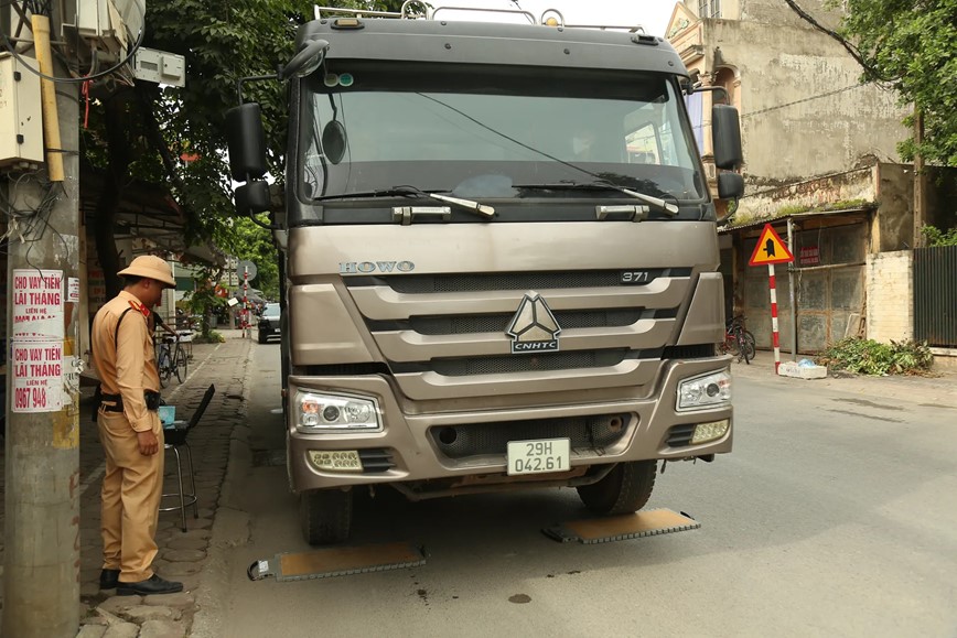 Phạt nghiêm xe quá tải cửa ngõ phía Nam Thủ đô - Hình ảnh 2 Phat nghiem xe qua tai cua ngo phia Nam Thu do - Hinh anh 2