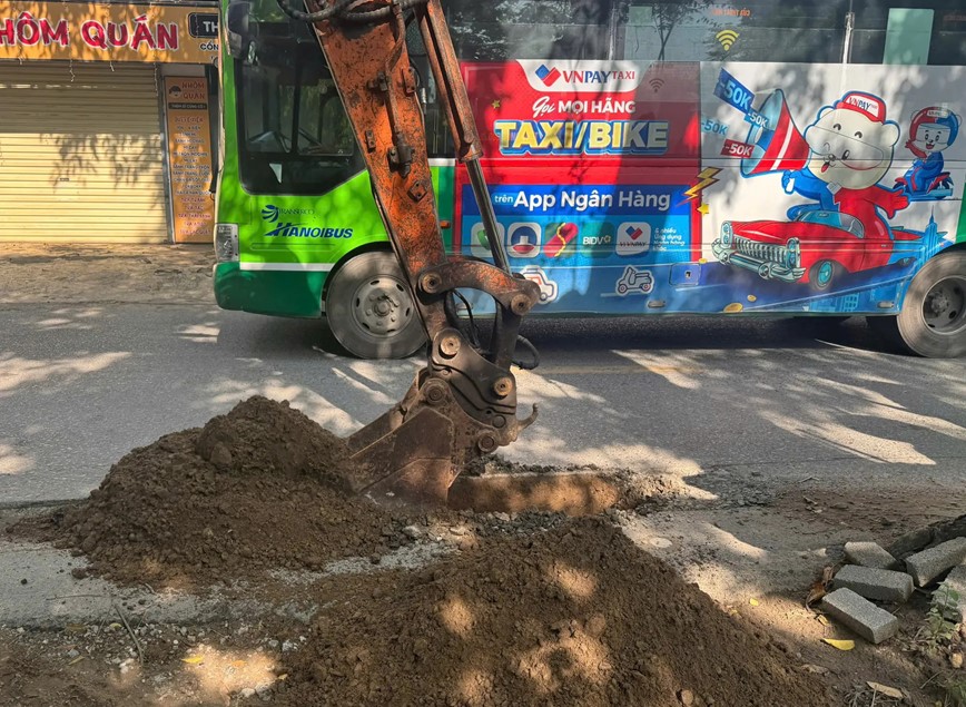 Duong giao thong tai xa Gia Lam bi dao trom - Hinh anh 2