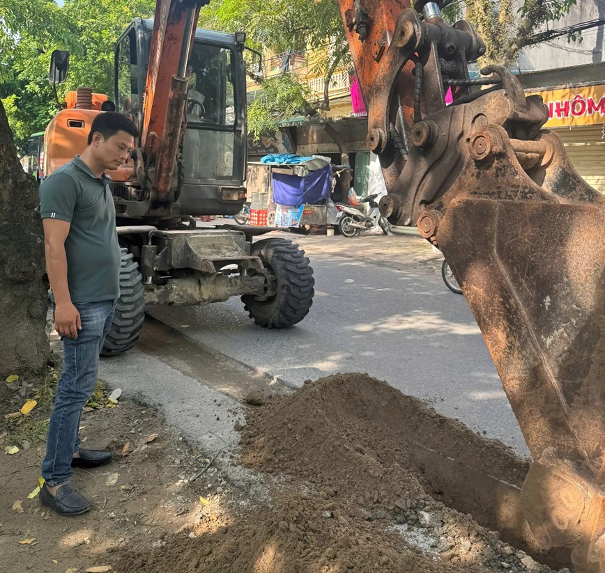 Duong giao thong tai xa Gia Lam bi dao trom - Hinh anh 1