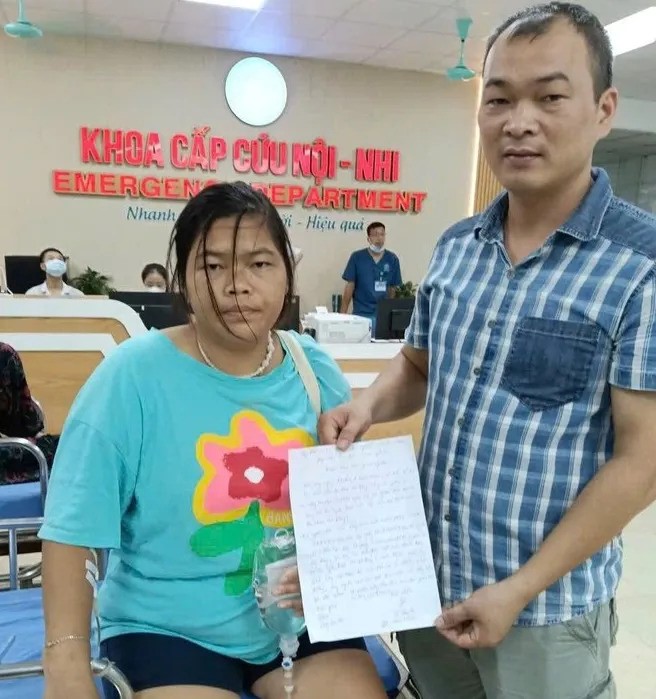 Ha Noi: phu xe buyt ung truoc vien phi dua hanh khach di cap cuu  - Hinh anh 1