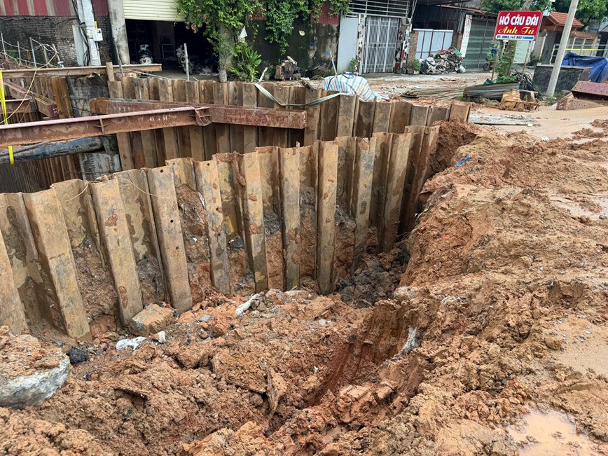 Duong 312 bi sut, lun mat an toan do thi cong kenh dan nuoc - Hinh anh 9