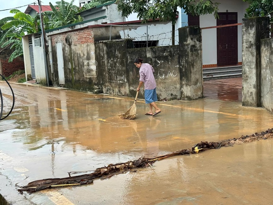 Duong 312 bi sut, lun mat an toan do thi cong kenh dan nuoc - Hinh anh 7
