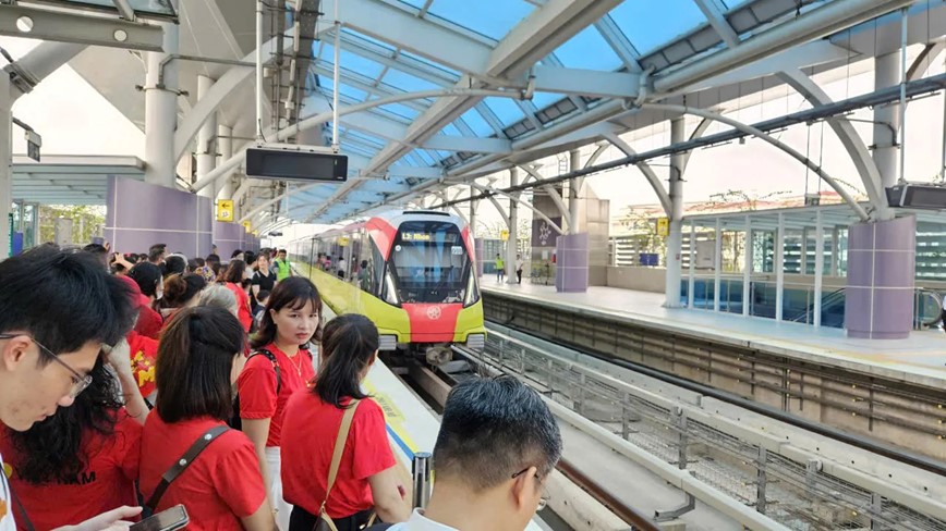 Ha Noi: Tau dien dong nghit hanh khach di xem hop luyen dieu binh, dieu hanh - Hinh anh 6