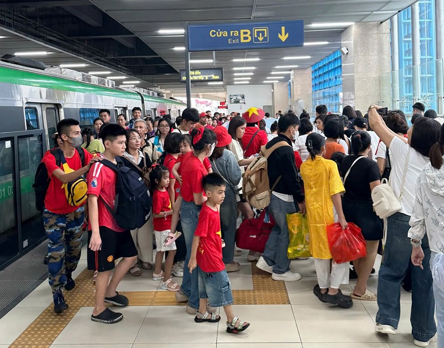 Ha Noi: Tau dien dong nghit hanh khach di xem hop luyen dieu binh, dieu hanh - Hinh anh 2
