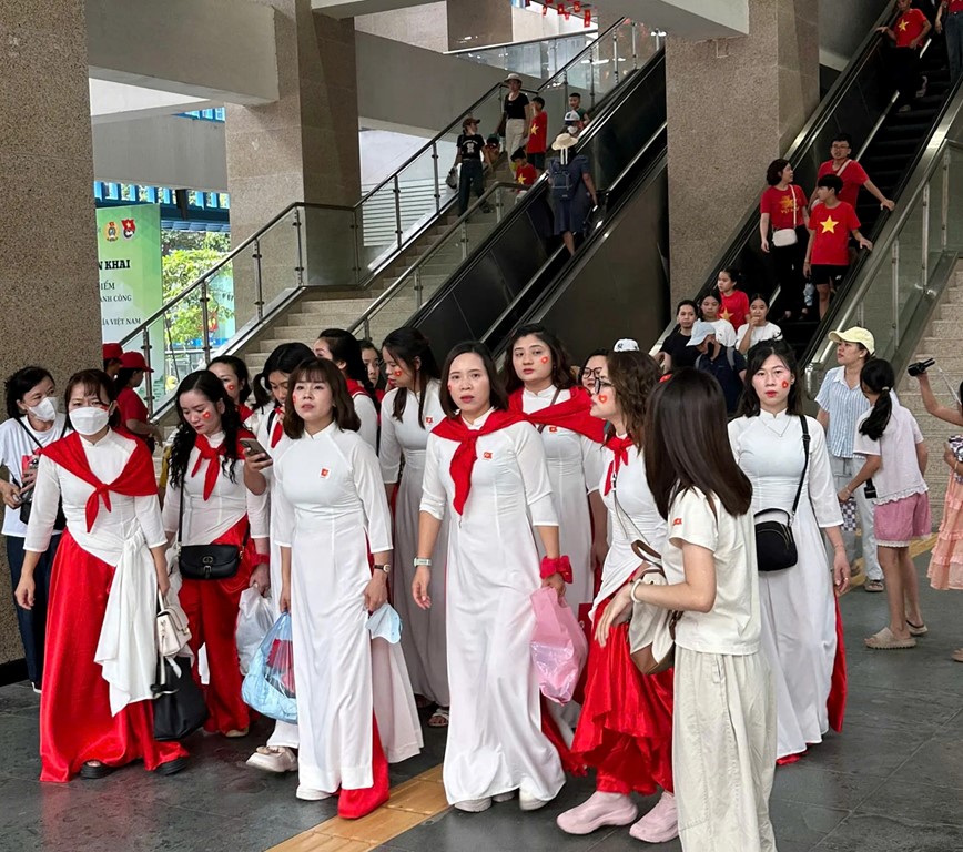 Ha Noi: Tau dien dong nghit hanh khach di xem hop luyen dieu binh, dieu hanh - Hinh anh 4