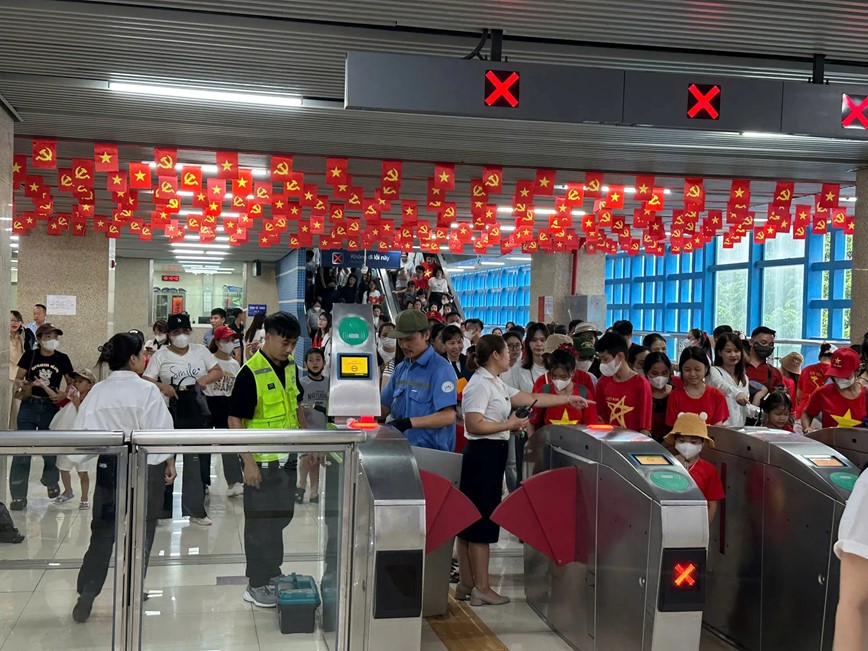 Ha Noi: Tau dien dong nghit hanh khach di xem hop luyen dieu binh, dieu hanh - Hinh anh 1