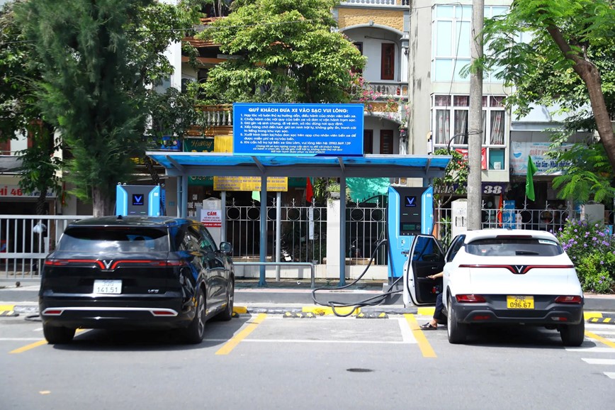 Hà Nội nhiều trạm sạc xe điện được lắp đặt tại các bến xe - Hình ảnh 3 Ha Noi nhieu tram sac xe dien duoc lap dat tai cac ben xe - Hinh anh 3