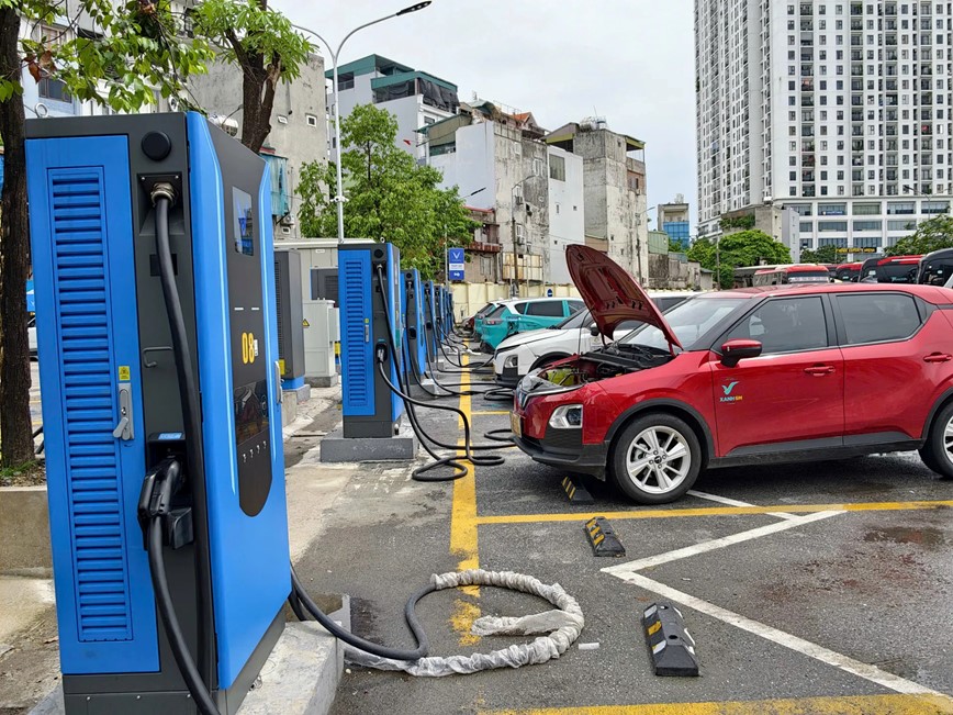 Hà Nội nhiều trạm sạc xe điện được lắp đặt tại các bến xe - Hình ảnh 5 Ha Noi nhieu tram sac xe dien duoc lap dat tai cac ben xe - Hinh anh 5